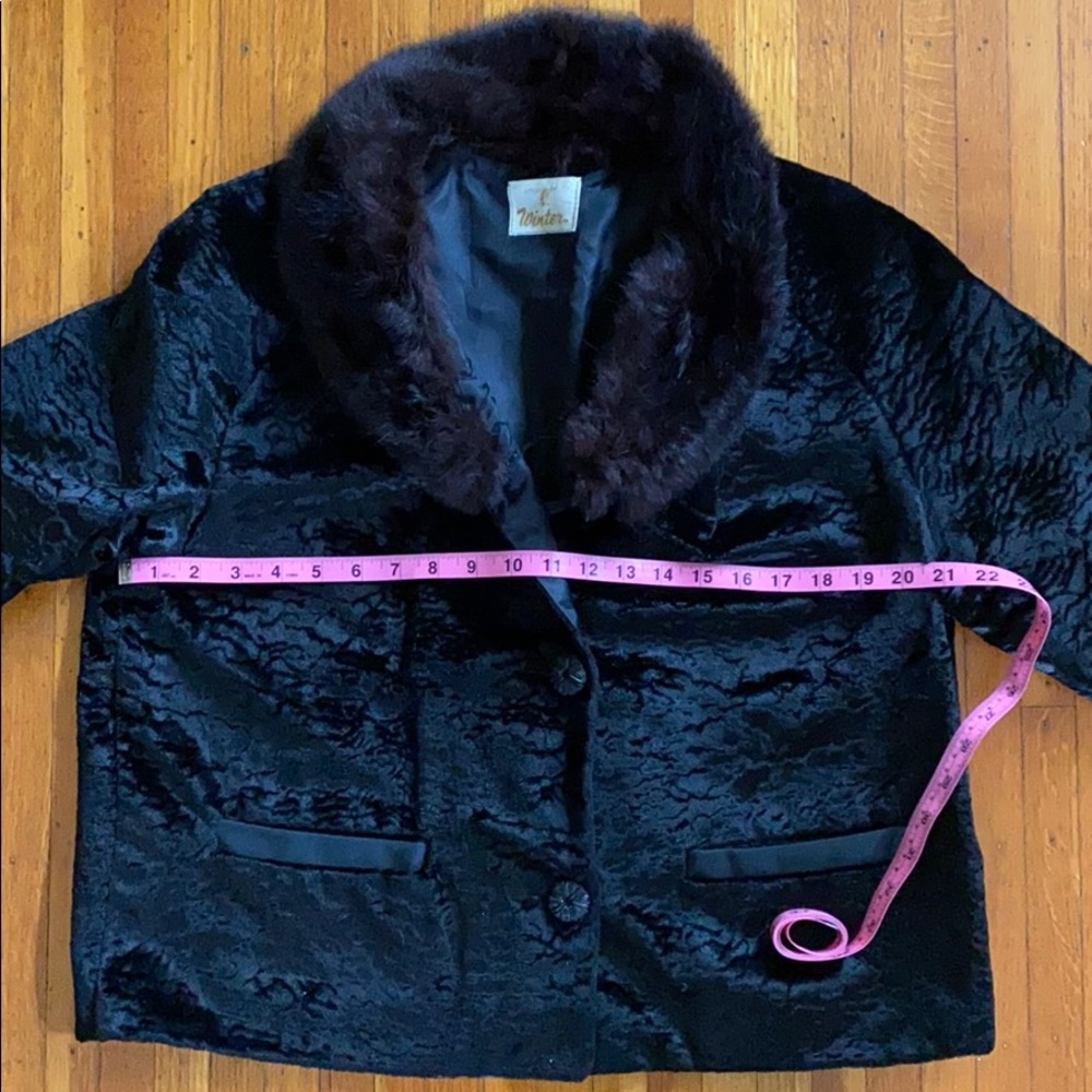 A throwback, fur collar, cropped black jacket❣️